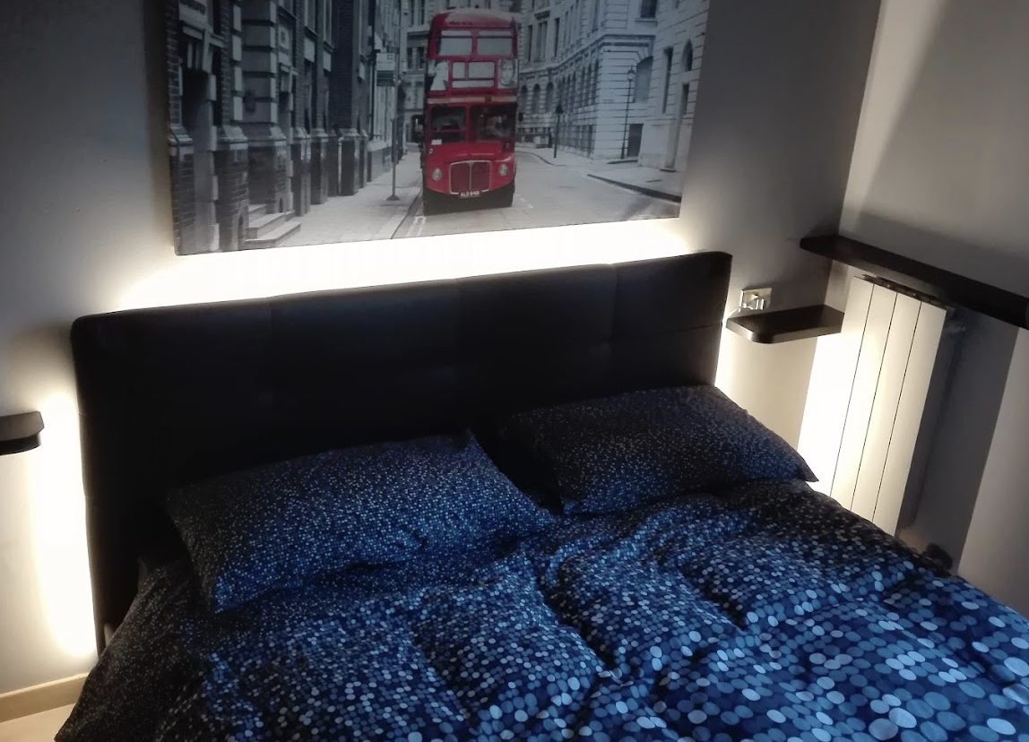 Camera da letto con testiera e mensole retroilluminate