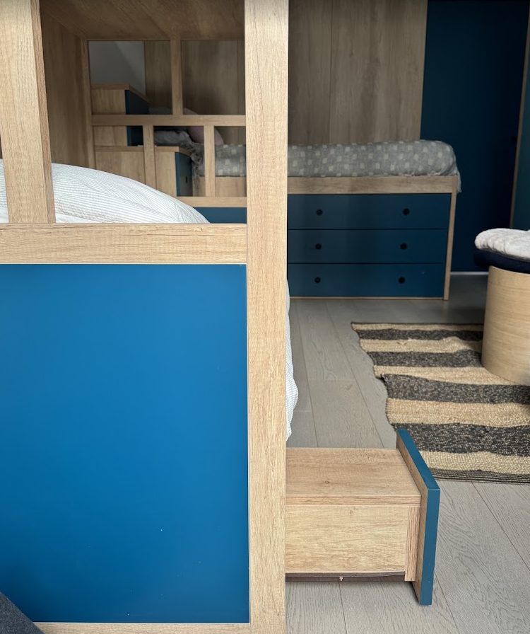 Letti a castello su misura in rovere con pannelli blu