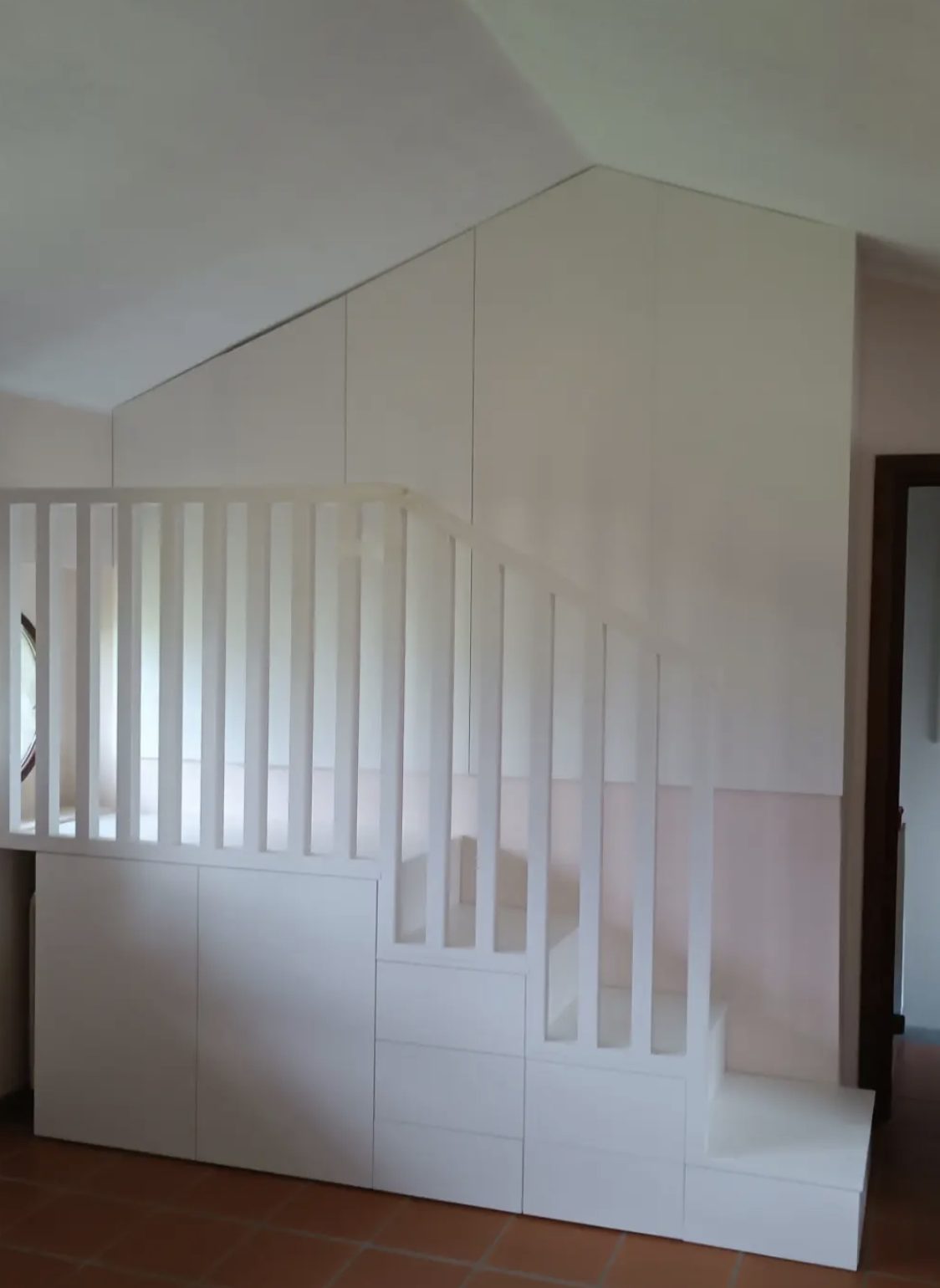 Struttura salvaspazio bianca con scala contenitore