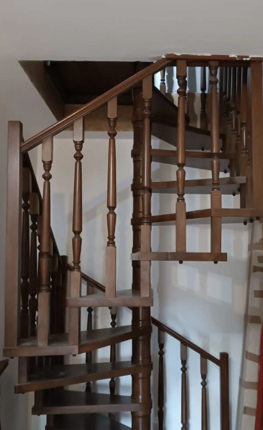 Scala in legno con balaustra tornita