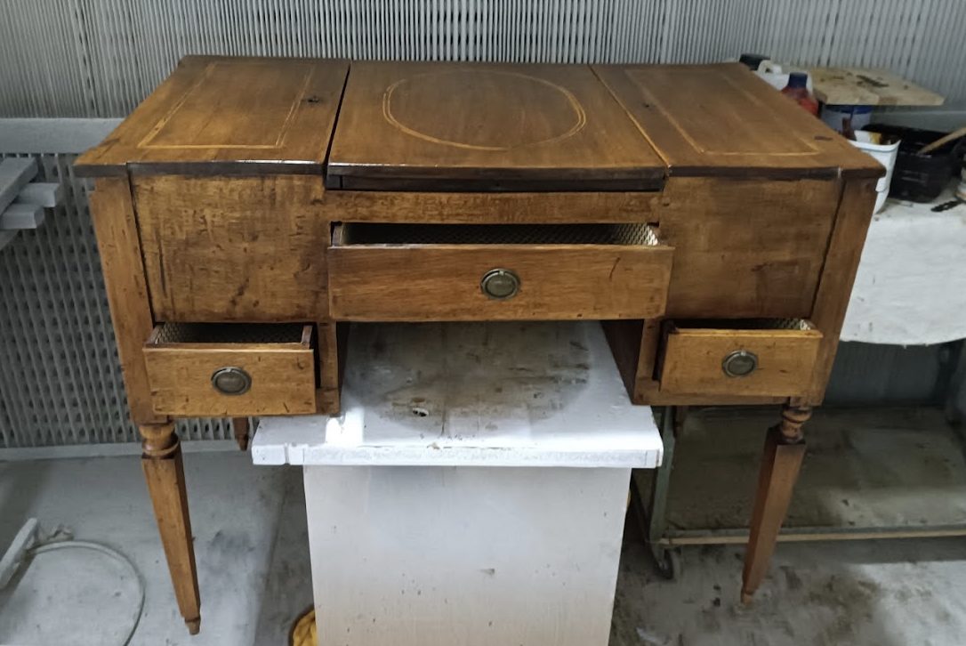 Scrittoio d'epoca restaurato con cassetti aperti