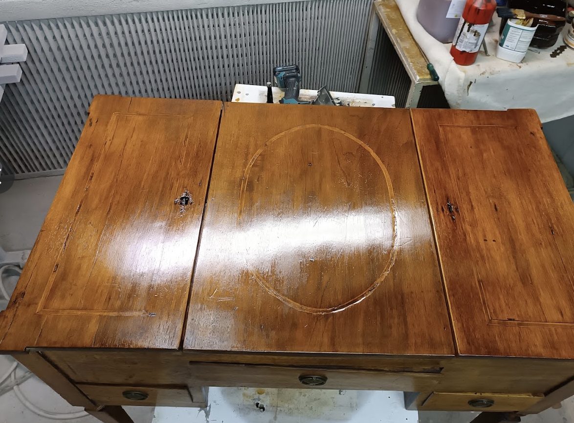 Lucidatura del piano dello scrittoio in laboratorio