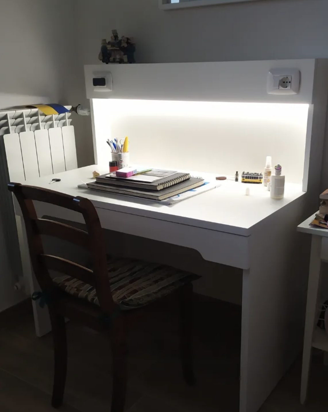 Scrivania su misura con luce LED integrata