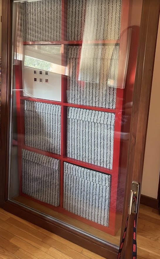 Porta scorrevole vetrata con telaio in legno a riquadri